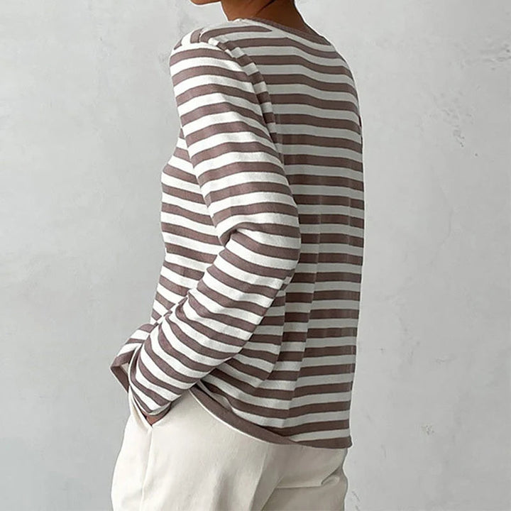 Pull d'hiver femme rayé, élégant et chaud, avec des manches longues pour un confort maximal.