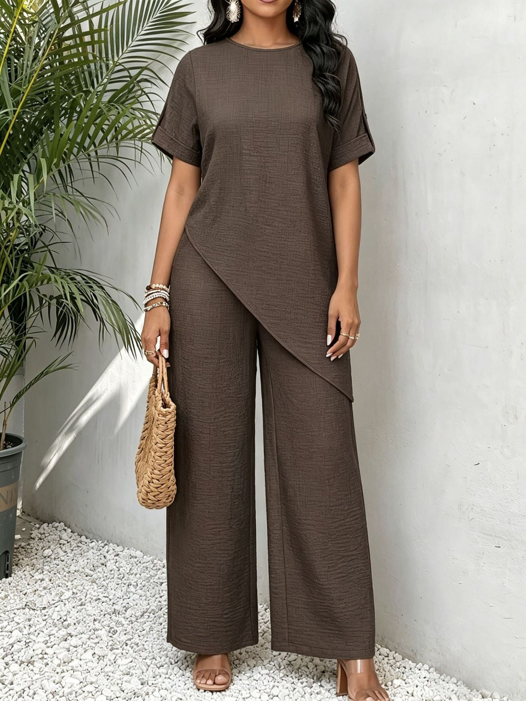 Tenue femme confortable et moderne: ensemble deux pièces avec top mi-long et pantalon large. Mode décontractée.
