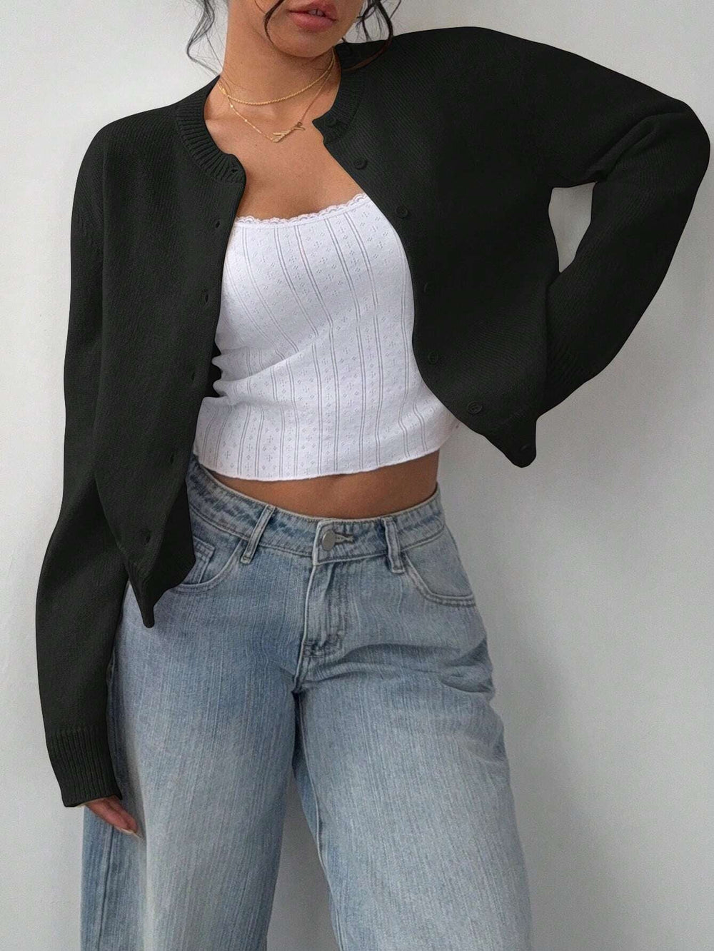 Veste courte femme, cardigan noir ajusté, parfait pour la superposition en automne hiver.