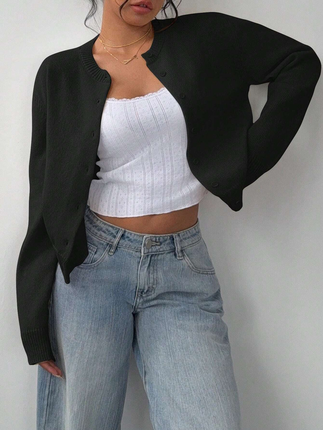 Veste courte femme, cardigan noir ajusté, parfait pour la superposition en automne hiver.
