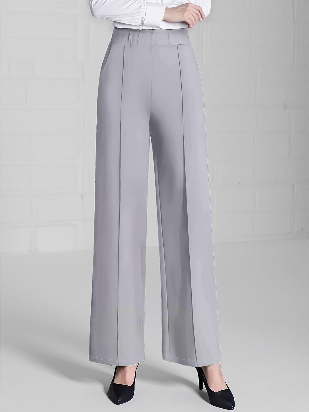 Tenue quotidienne: pantalon femme élégant et polyvalent, offrant un confort inégalé et un style moderne.