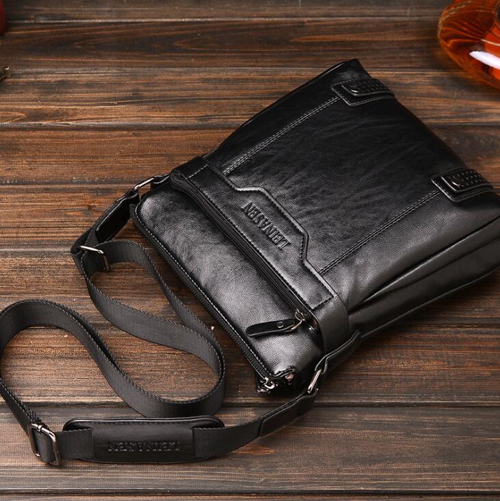 Sac messager homme minimaliste élégant pour usage quotidien, disponible en marron, noir ou kaki.