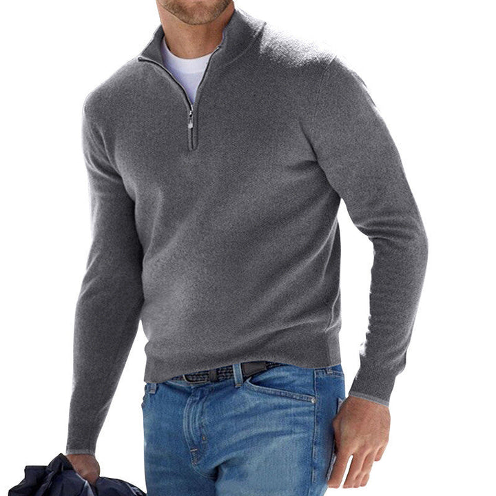 Vêtement homme : pull à maille fine, doux et élégant. Un essentiel de la mode masculine pour l'automne-hiver.