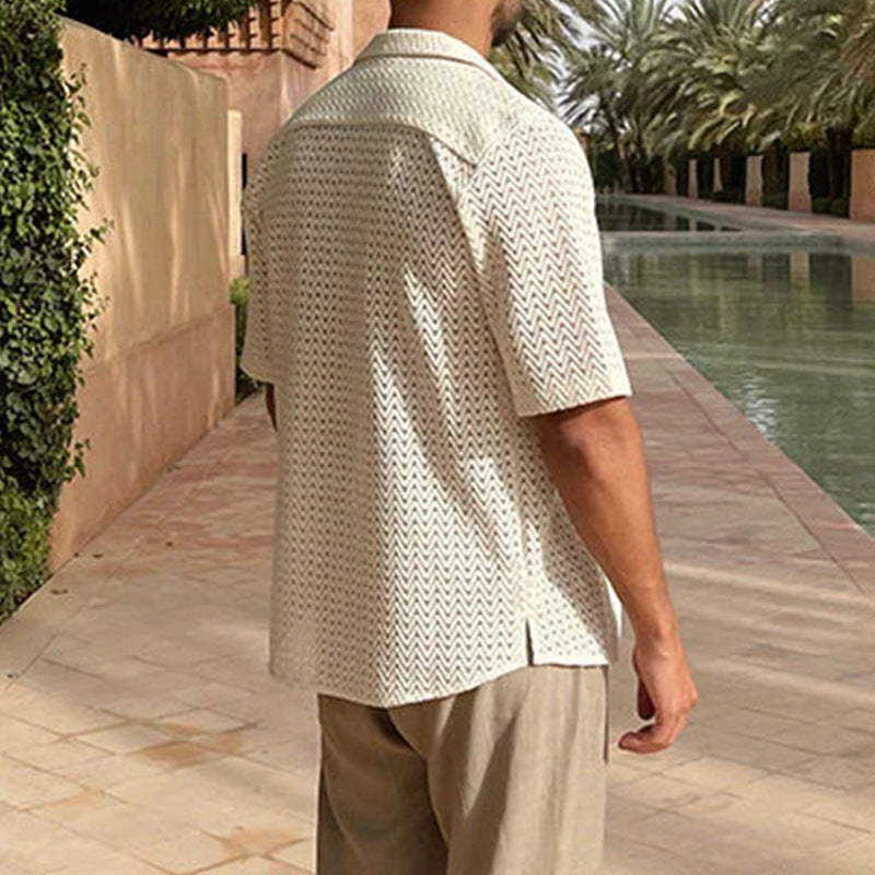 Chemise homme à col polo ajourée, style moderne avec manches courtes pour un look estival élégant.