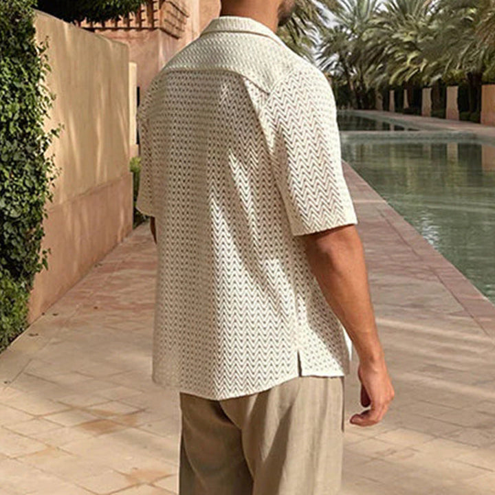 Chemise homme à col polo ajourée, style moderne avec manches courtes pour un look estival élégant.