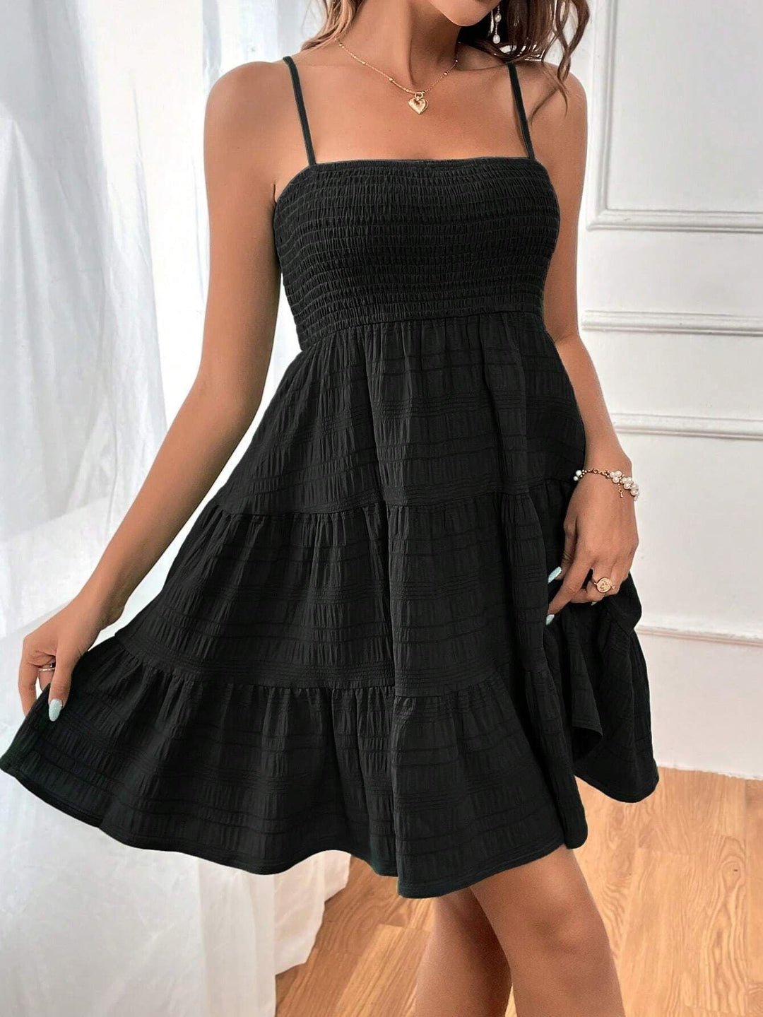 Robe courte fluide femme coupe A-line. Tissu texturé léger, parfaite comme robe d'été décontractée.
