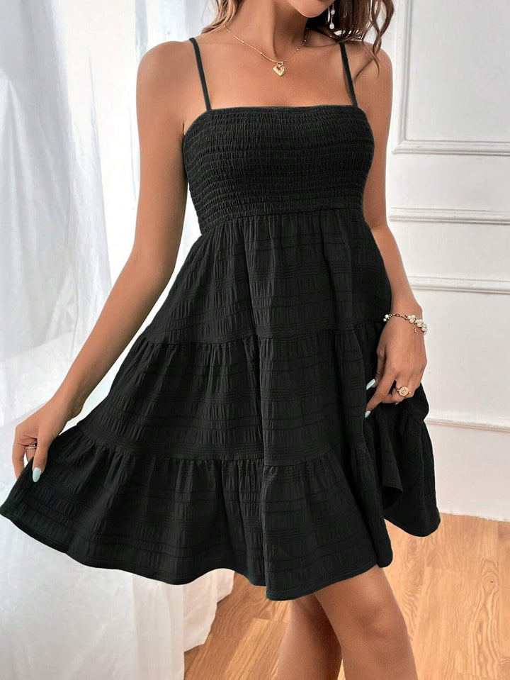 Robe courte fluide femme coupe A-line. Tissu texturé léger, parfaite comme robe d'été décontractée.