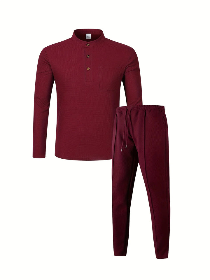 Style casual homme: ensemble Henley gaufre et pantalon confortable, idéal pour les loisirs printaniers.
