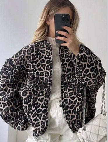 Élégante veste biker femme coupe loose. Col zippé, style urbain chic automne-hiver.