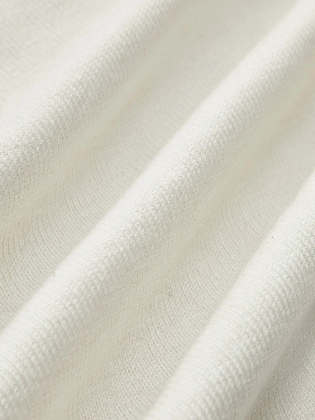Pull femme bleu marine, élégant, épaules dénudées, parfait pour le quotidien.