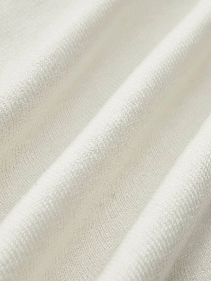 Pull femme bleu marine, élégant, épaules dénudées, parfait pour le quotidien.