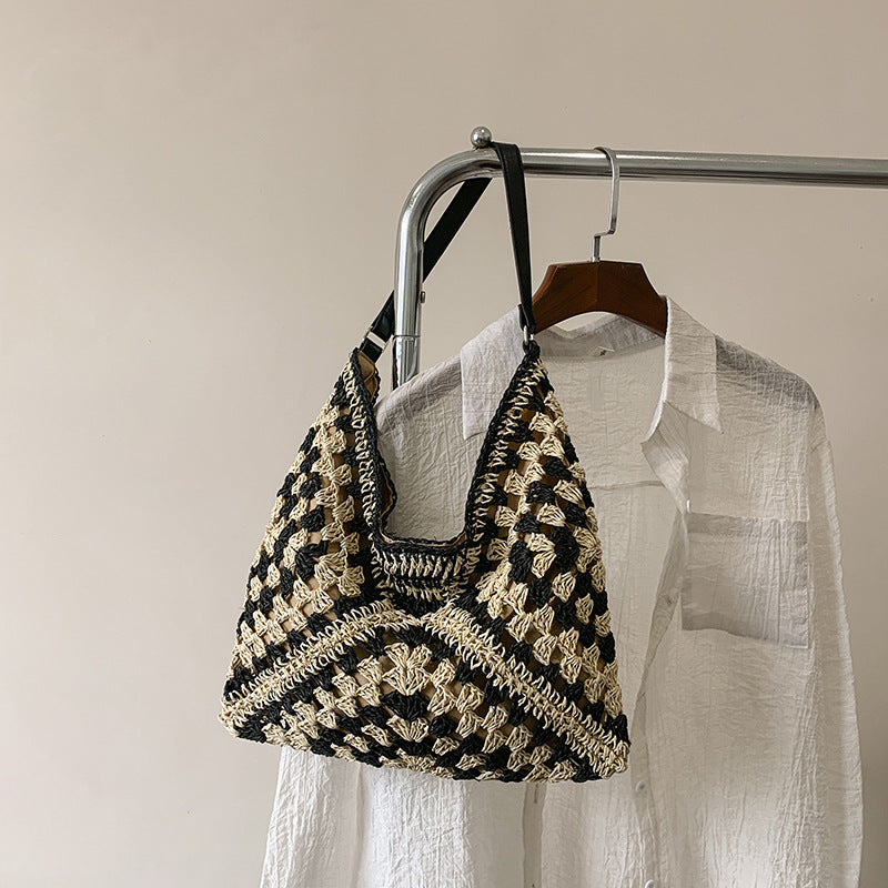 Sac femme en paille bohème artisanal, parfait pour l'été. Tissé main, accessoire mode chic.