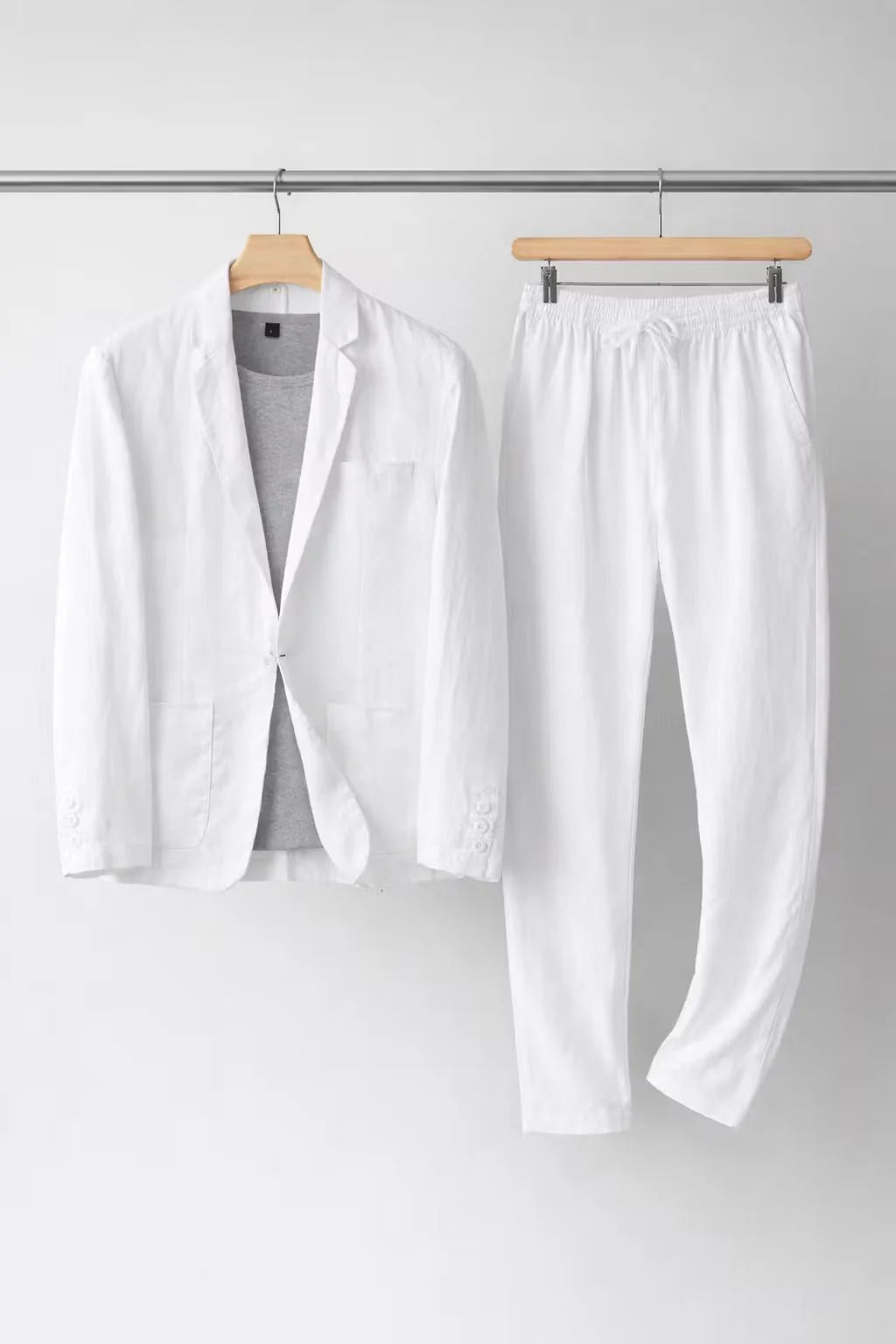 Tendance costume homme décontracté pour le printemps/été. Idéal pour un événement ou un look stylé au quotidien.