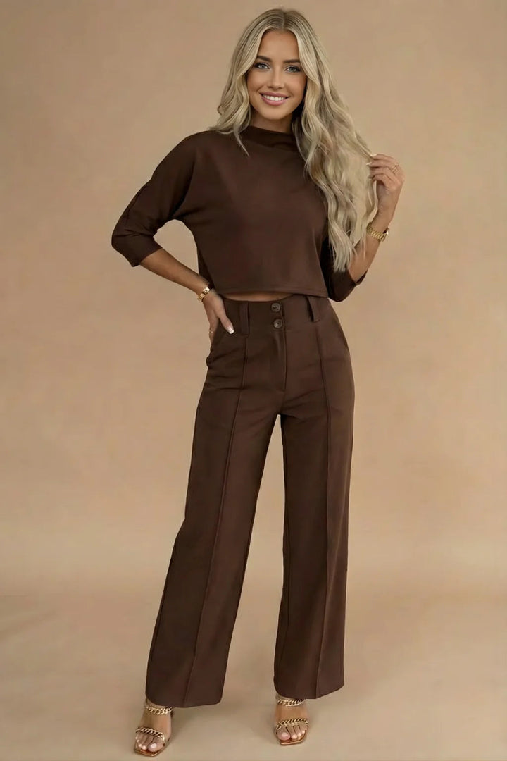 Ensemble deux pièces estival élégant pour femme : top court évasé et pantalon large taille haute pour confort.