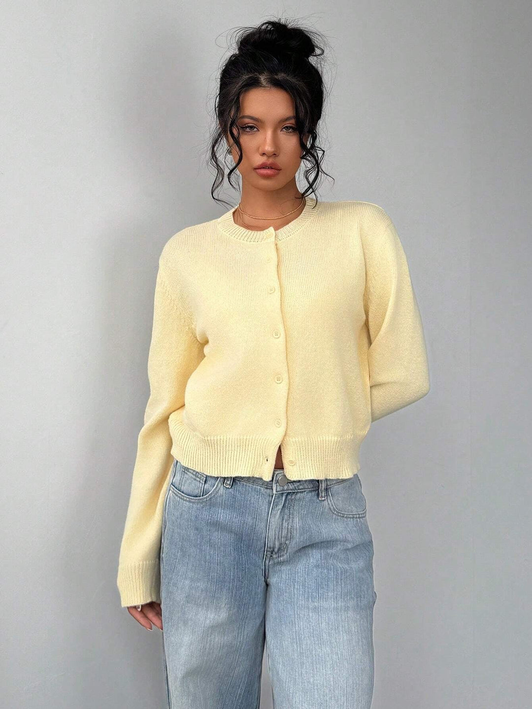 Cardigan femme polyvalent, coupe slim courte, idéal pour superposition style moderne.