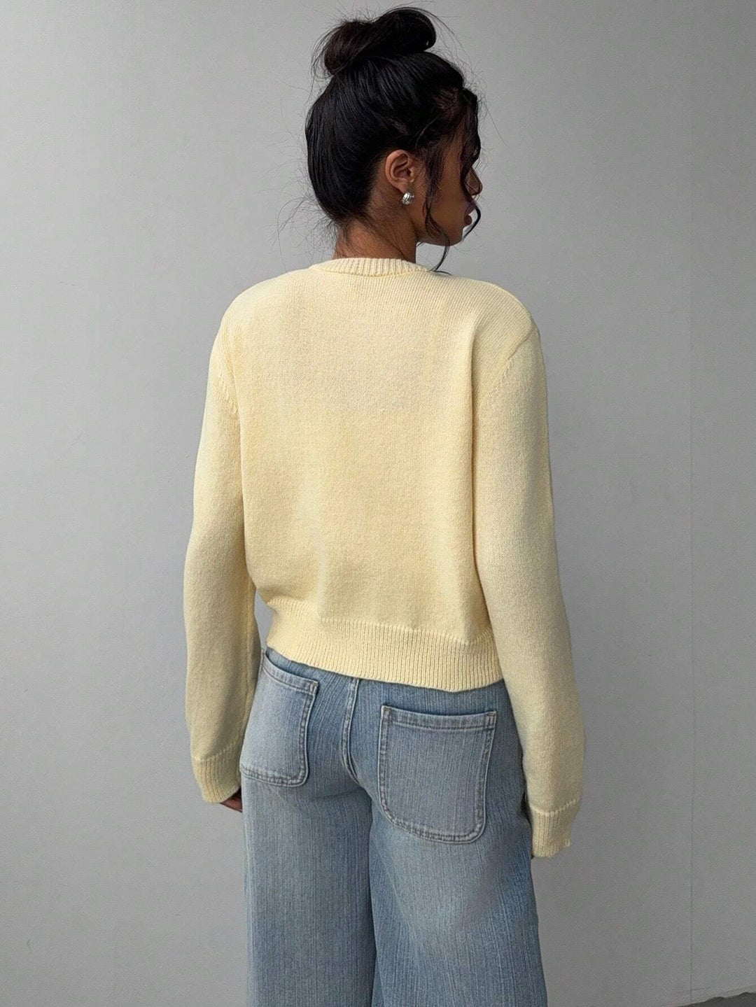 Cardigan élégant automne hiver femme, coupe slim ajustée, mode féminine tendance.