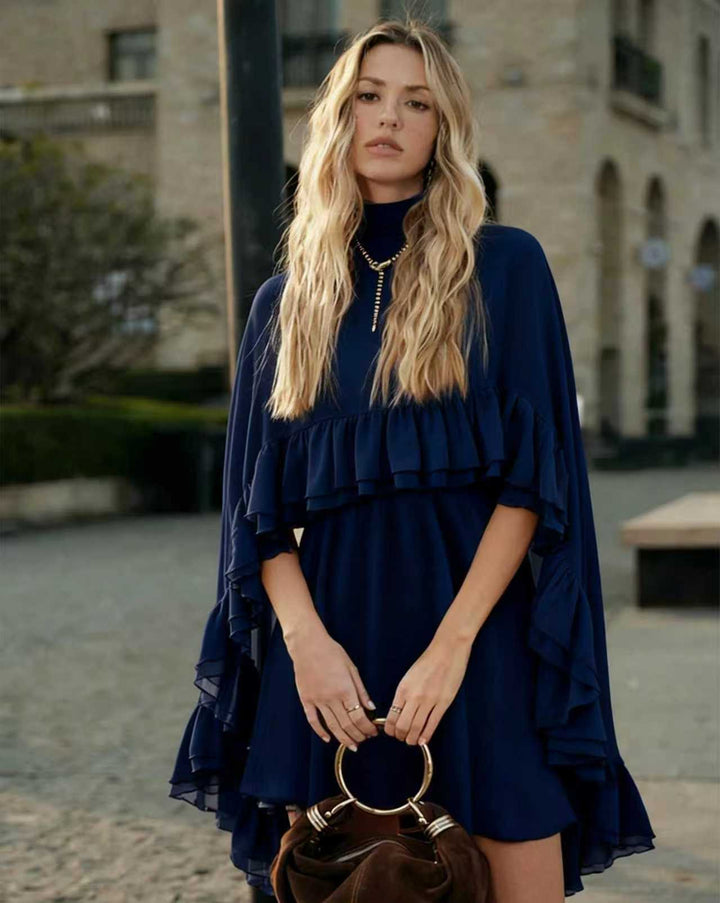 Mini-robe femme noire à volants et coupe fluide. Unie, chic et décontractée, parfaite pour le quotidien ou soirées d'été.