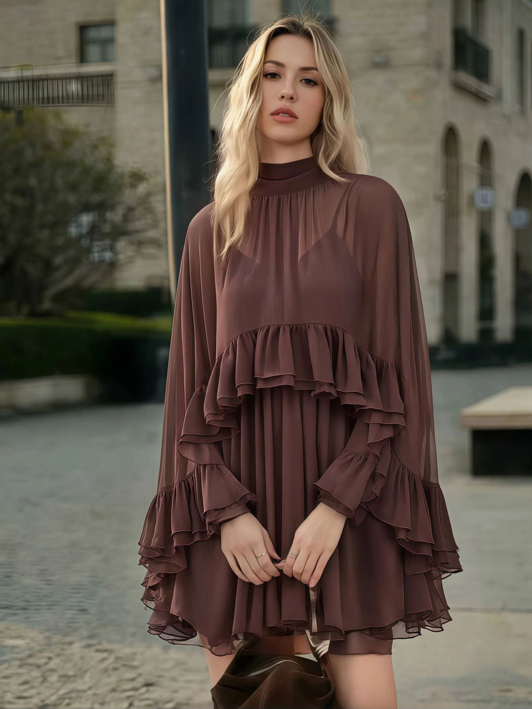 Mini-robe femme marron à volants, style fluide et confortable. Idéale pour les journées chaudes, élégante et unie.