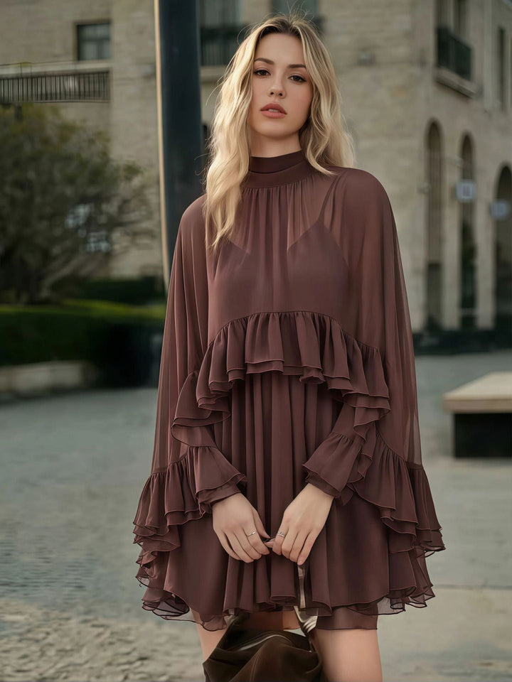 Mini-robe femme marron à volants, style fluide et confortable. Idéale pour les journées chaudes, élégante et unie.