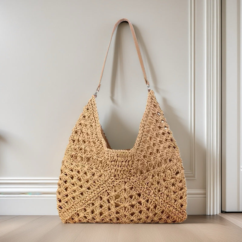 Image de mode : Sac paille artisanal pour femme, léger et élégant. Tissé main pour un look estival unique.