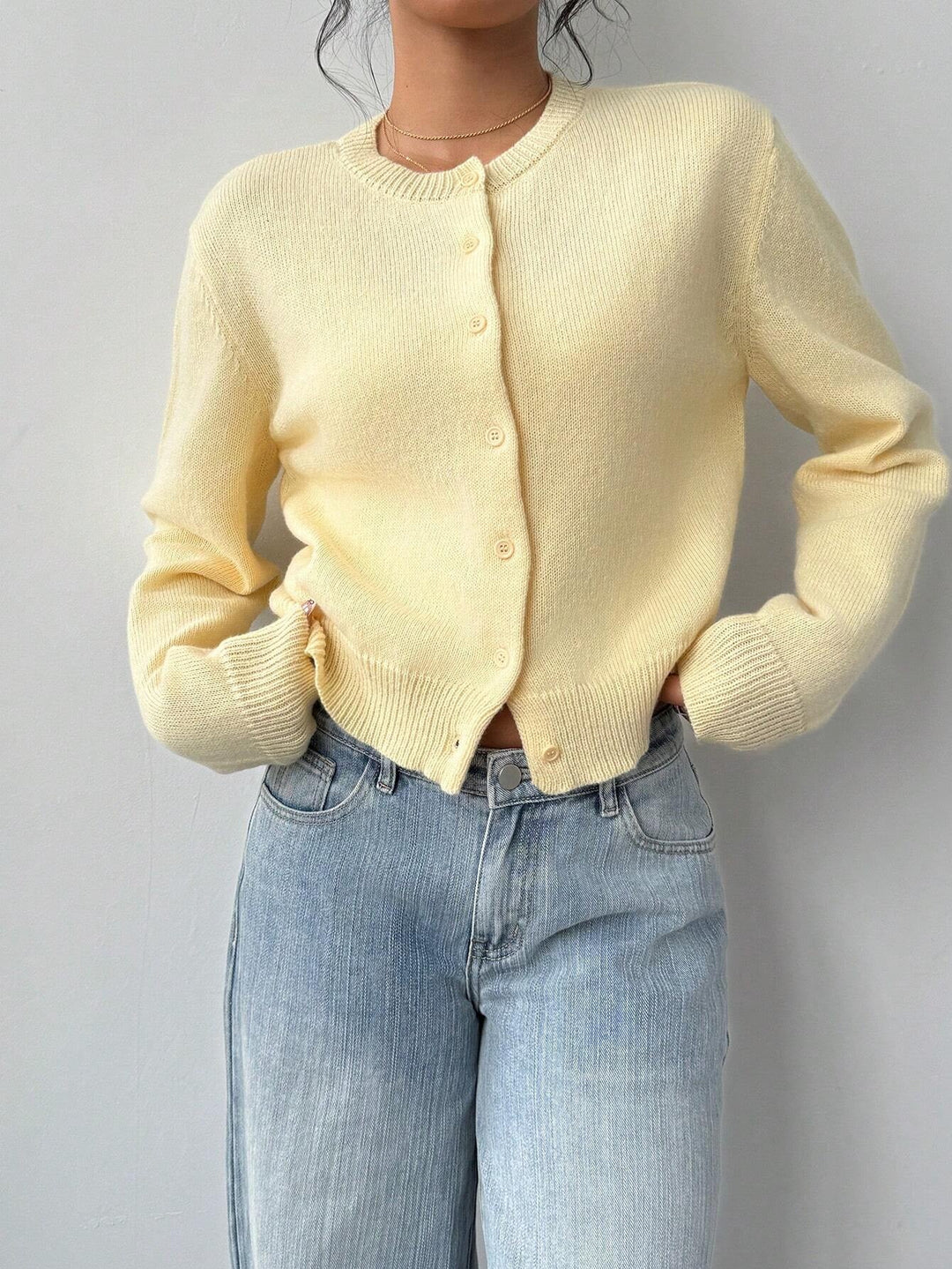 Cardigan femme moderne, court et slim, apporte une touche d'élégance à toute tenue.