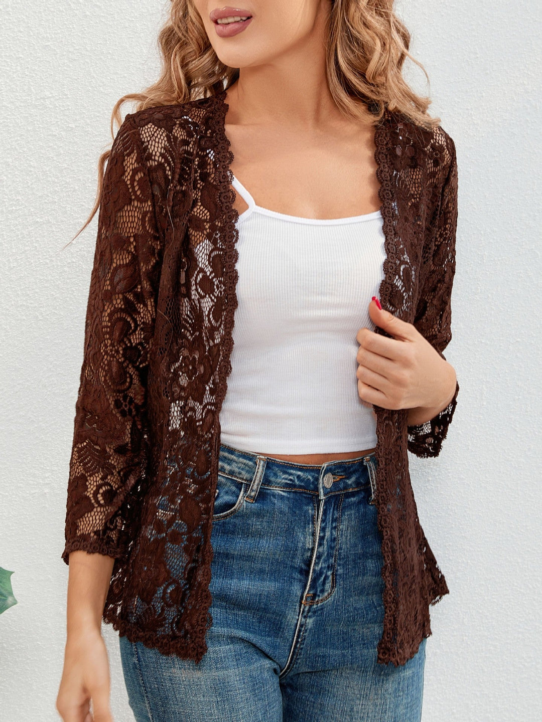 Cardigan fluide femme en dentelle transparente, vêtement léger et chic pour un look estival ou automnal.
