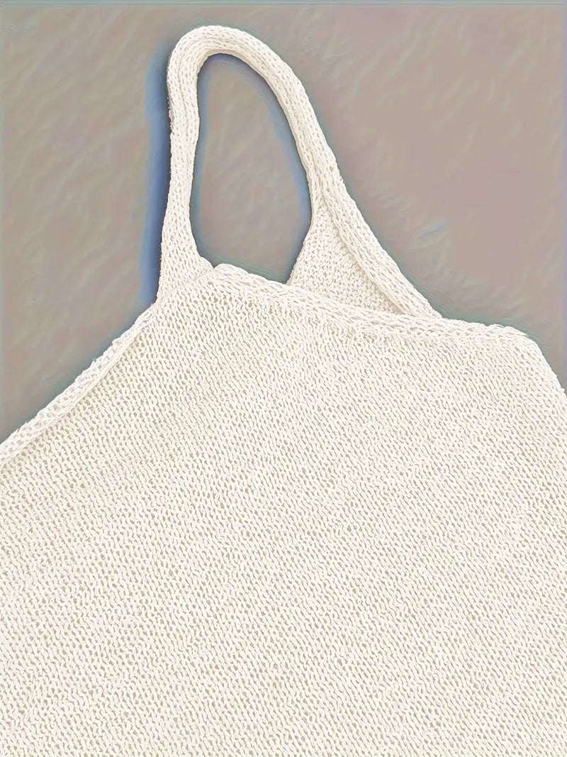 Robe ajustée mini femme, dos nu et bretelles fines. Chic pour une tenue de soirée.