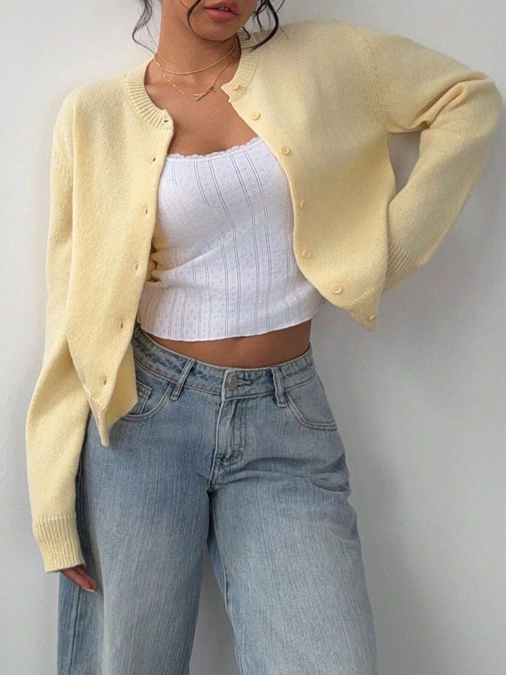 Veste cardigan femme, coupe slim, manches longues, style moderne et polyvalent.