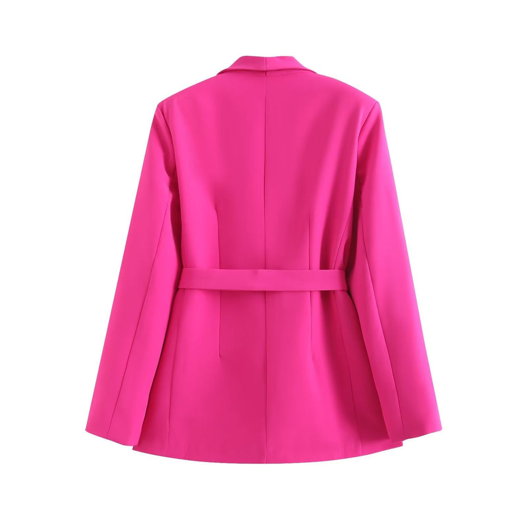 Ensemble femme ceinturé : blazer élégant et pantalon chic. Tenue polyvalente bureau automne.