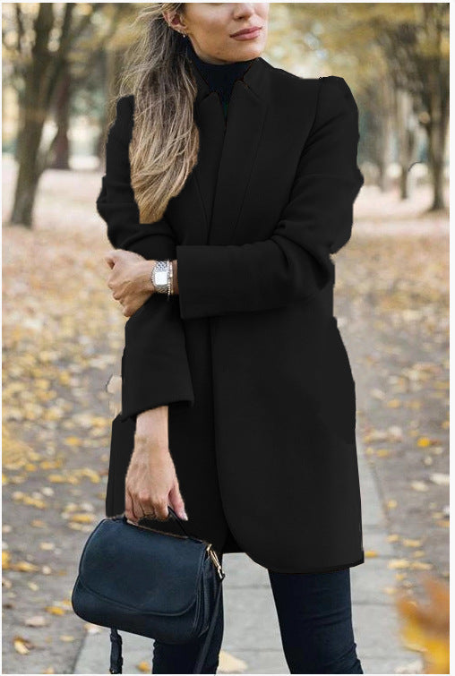 Veste femme noire style cardigan cintrée. Manteau chic pour silhouette raffinée, parfait automne/hiver.