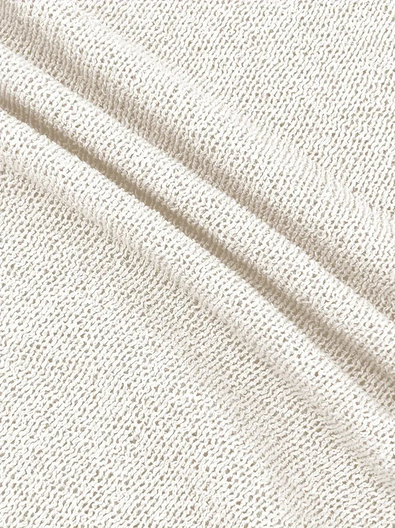 Robe d'été élégante femme, mini, dos nu, bretelles fines. Style tendance et ajusté.