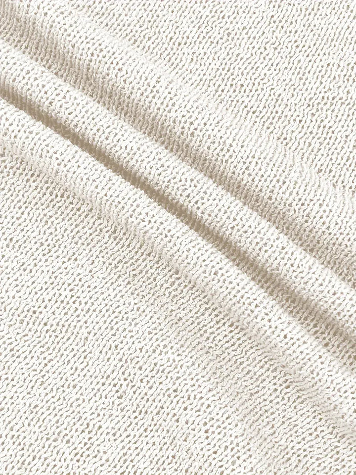 Robe d'été élégante femme, mini, dos nu, bretelles fines. Style tendance et ajusté.