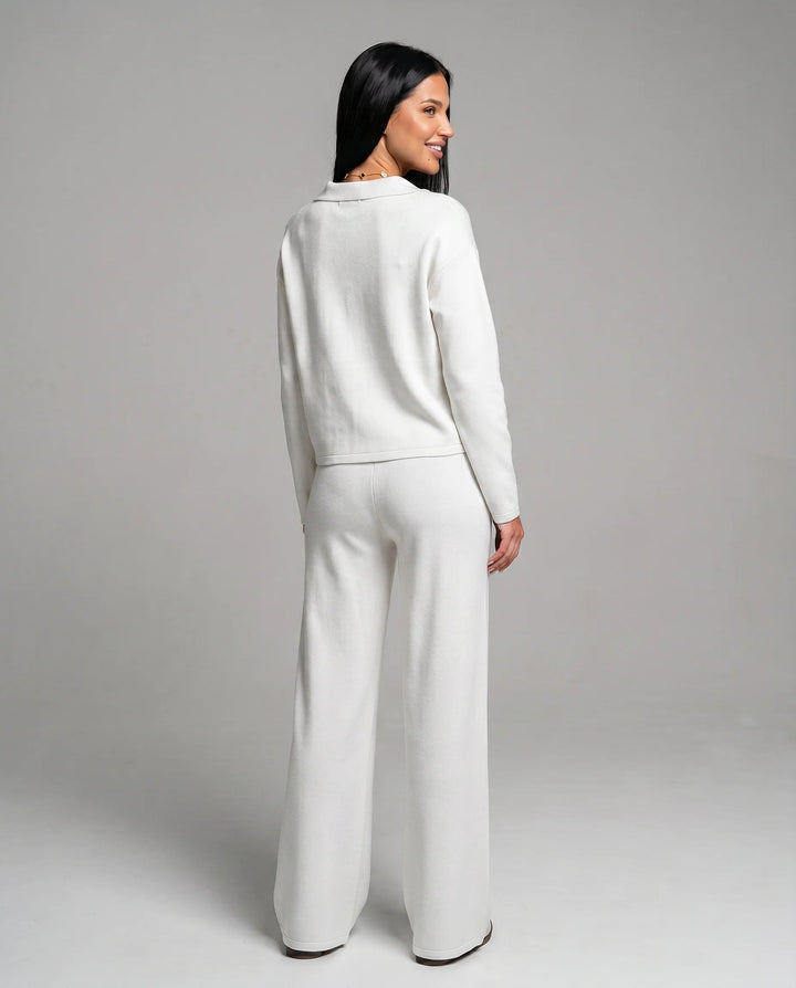 Ce deux pièces femme associe un haut col V décontracté à un pantalon large, idéal pour le quotidien.