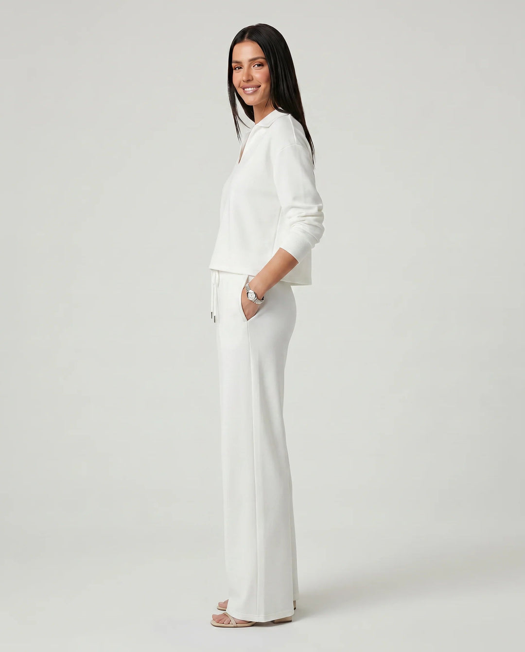 Look femme effortless: ensemble deux pièces confortable avec haut col V et pantalon large élégant.