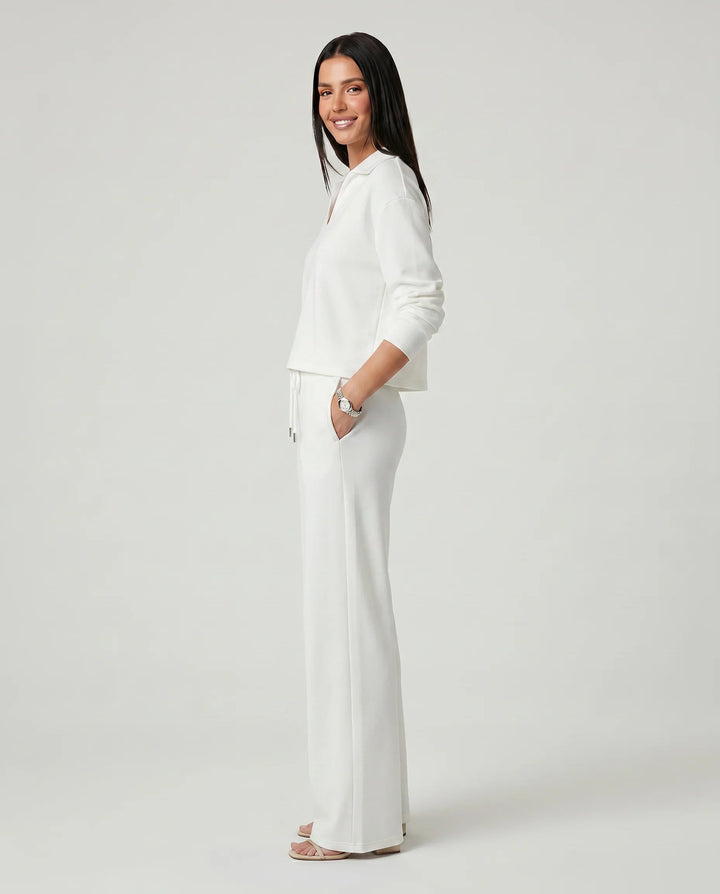 Look femme effortless: ensemble deux pièces confortable avec haut col V et pantalon large élégant.