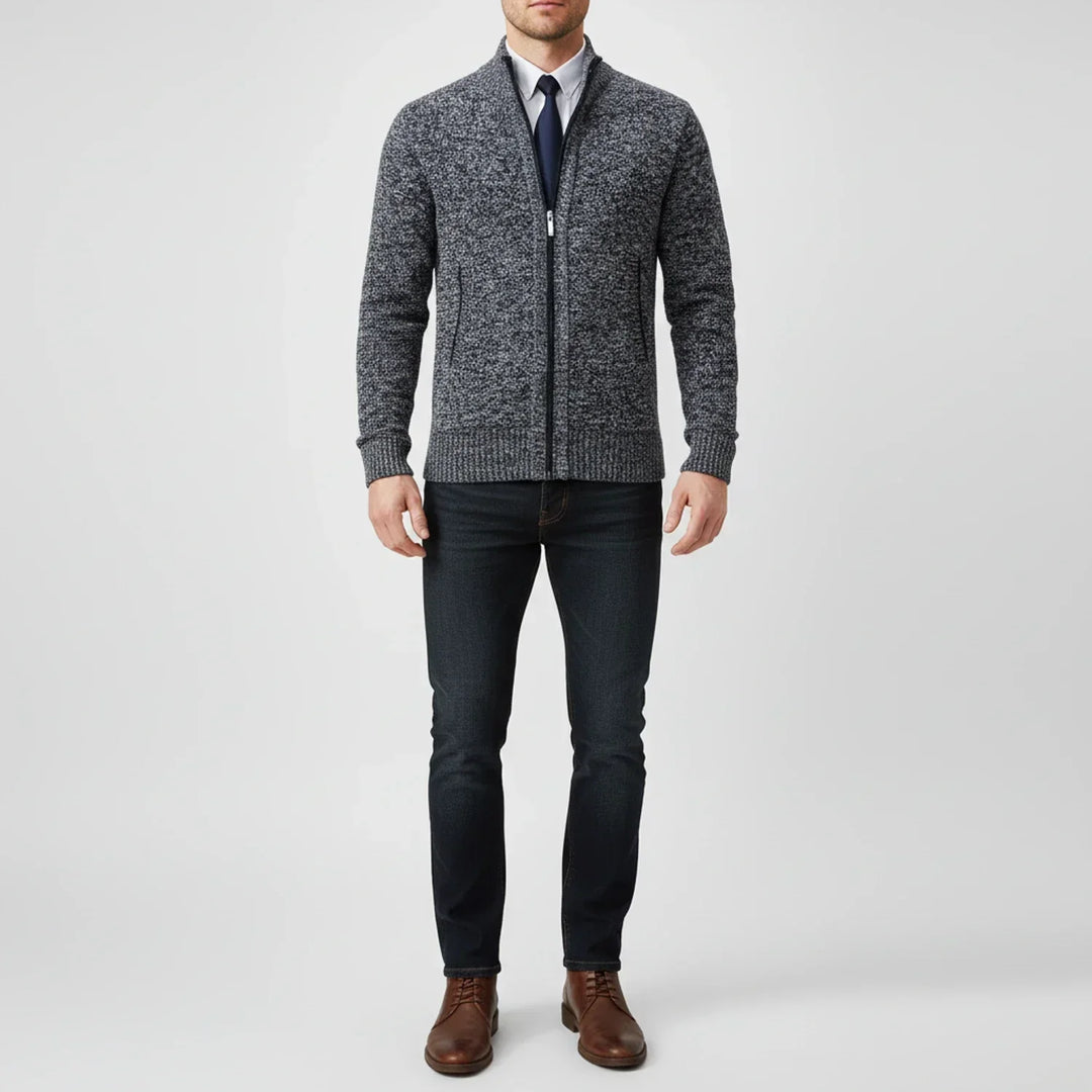 Homme portant un cardigan zippé à col montant, look décontracté automne-hiver, alliant confort et élégance.