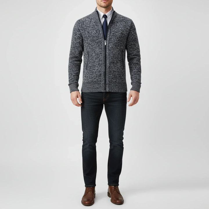 Homme portant un cardigan zippé à col montant, look décontracté automne-hiver, alliant confort et élégance.