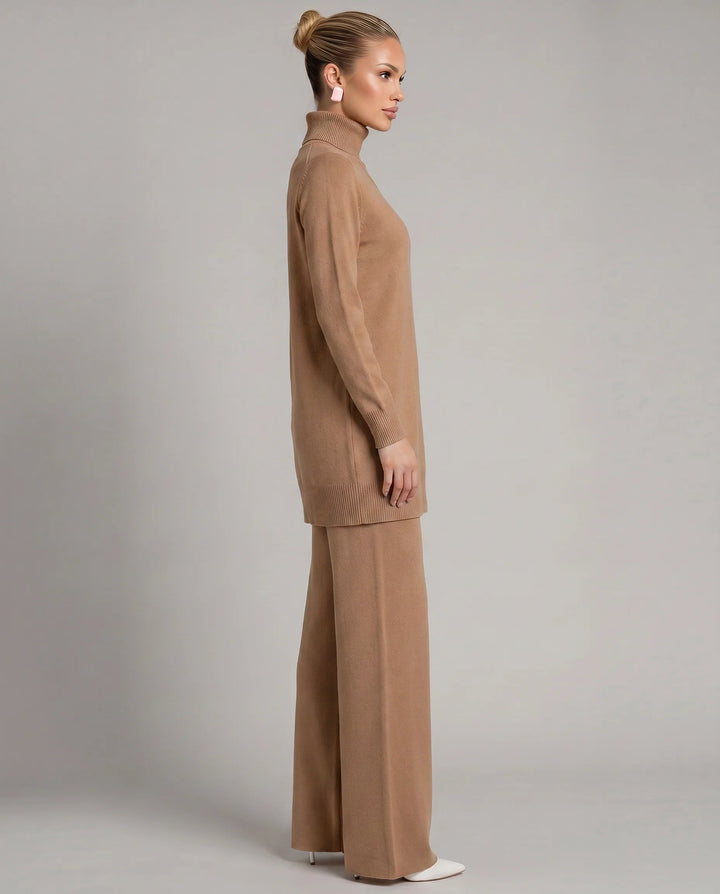 Tenue moderne femme en maille. Ensemble décontracté deux pièces avec pantalon large fluide pour un style élégant.