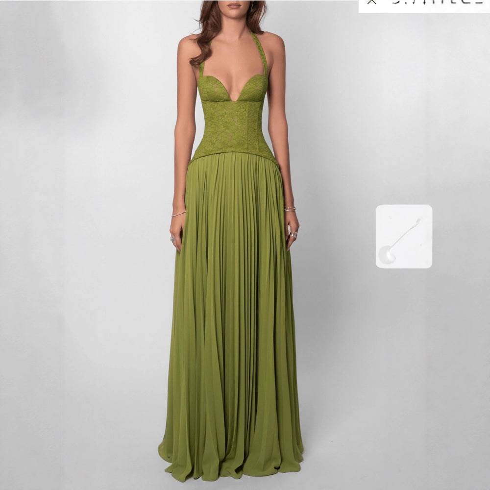 Robe midi plissée chic pour femme, décolleté plongeant et dos nu. Idéale pour soirées élégantes printemps/été.