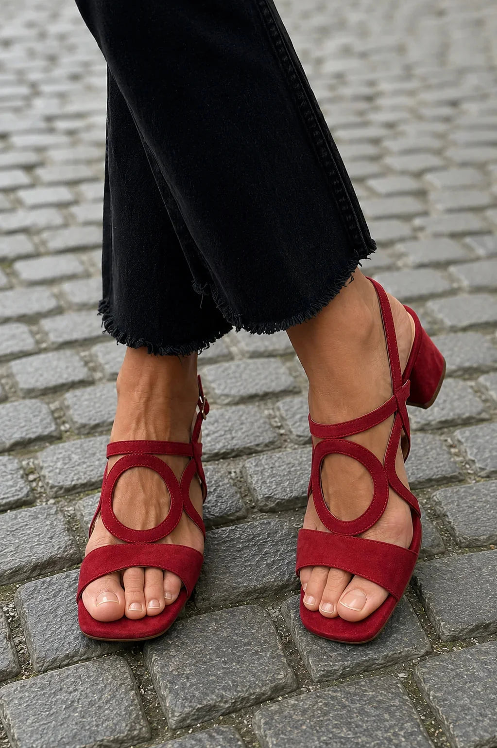 Sandale à talon femme élégante rouge avec bride cheville sculptée et bout ouvert, parfaite pour soirée chic et été.