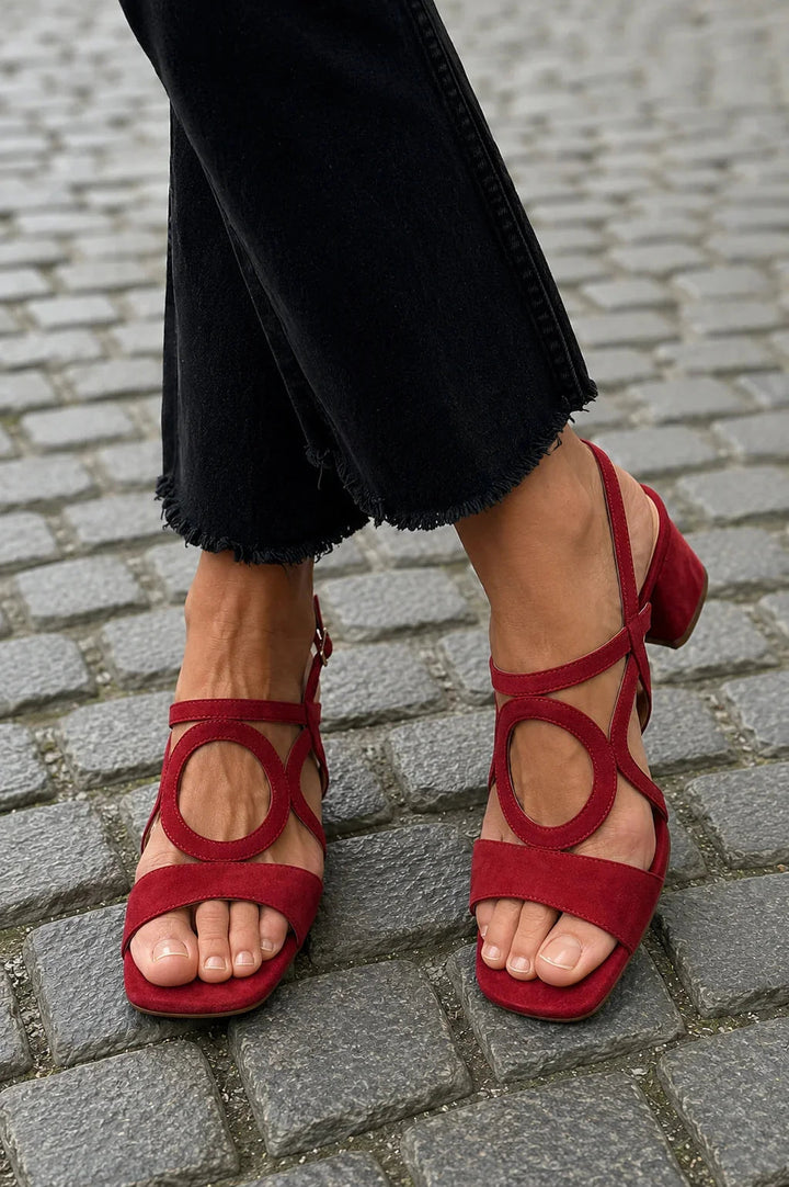 Sandale à talon femme élégante rouge avec bride cheville sculptée et bout ouvert, parfaite pour soirée chic et été.
