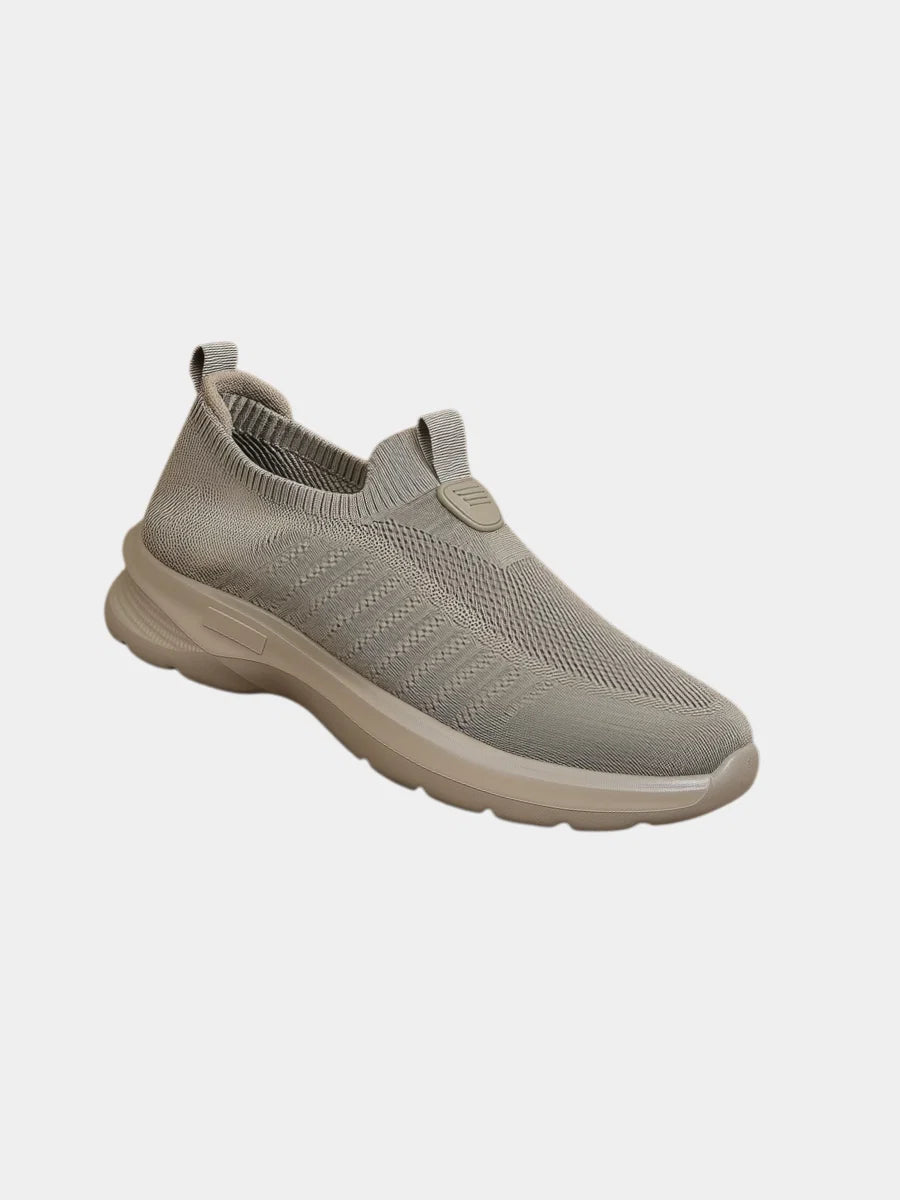 Paire de baskets homme décontractées, modèle slip-on pour un enfilage facile et un confort optimal.