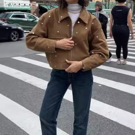 Veste homme vintage noire à clous, col revers, idéale pour la mi-saison. Style rock tendance, élégance masculine.