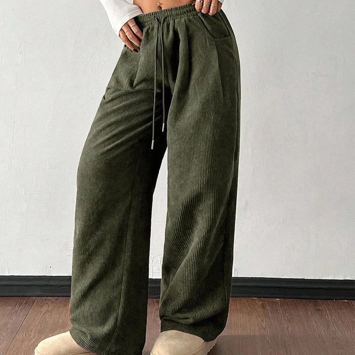 Pantalon femme automne/hiver en velours côtelé, coupe large tendance, look confortable et décontracté.
