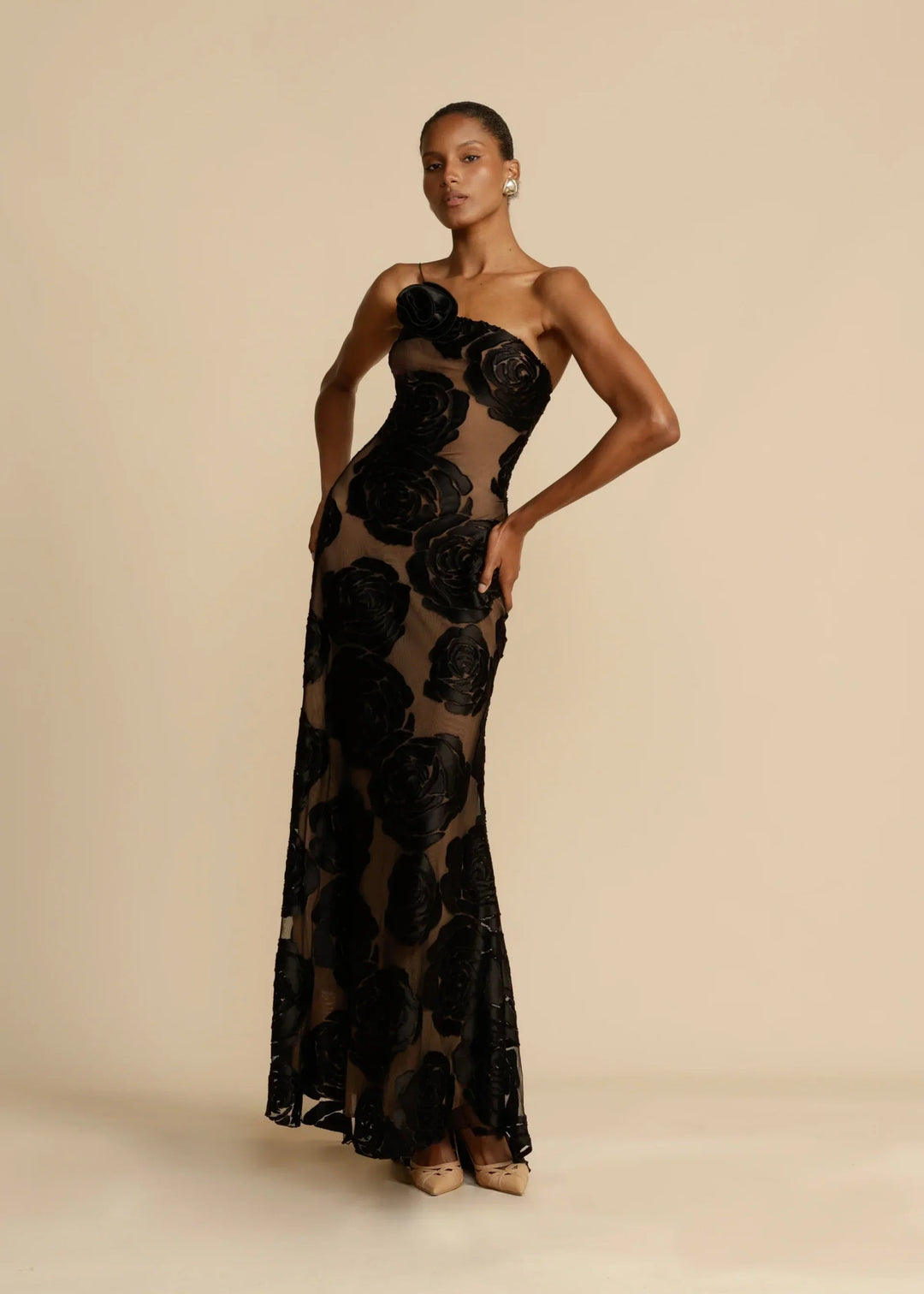 Robe longue femme asymétrique élégante avec fleur, parfaite pour soirée, événement chic ou cocktail. Tendance.