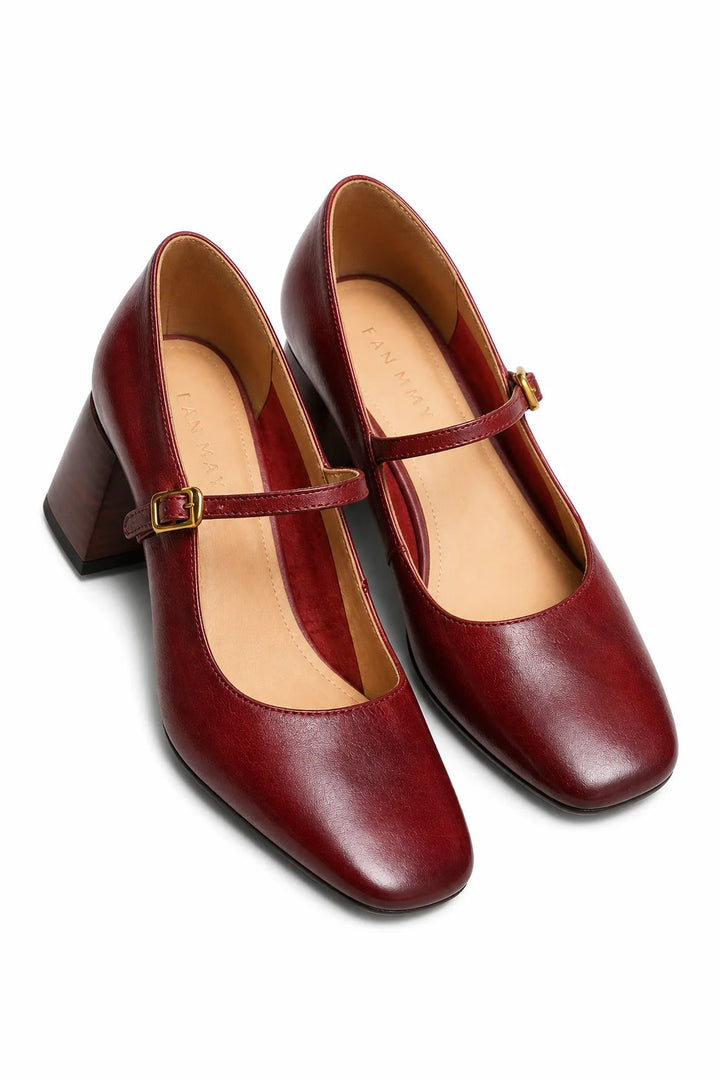 Mode femme: escarpins élégants à talon bloc, offrant confort et style. Parfaits pour toutes vos tenues.