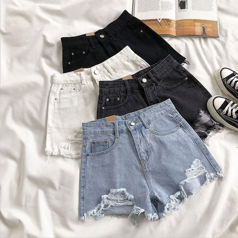Short jean femme décontracté-chic, taille haute et coupe large. Effet usé, polyvalent pour mode printemps-été.