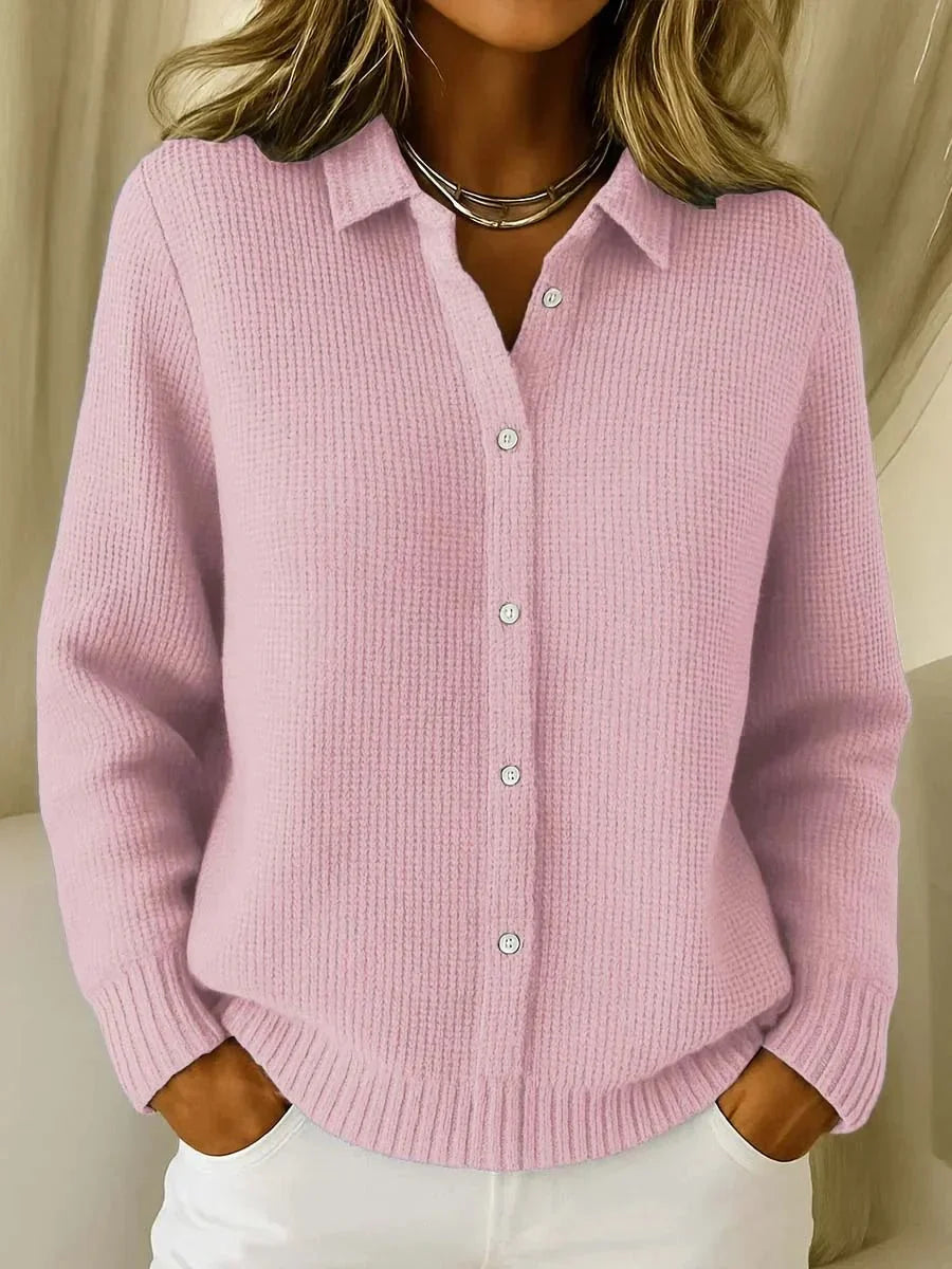 Cardigan femme élégant à col chemise, boutonné, parfait pour la mode automne-hiver. Confort chic.