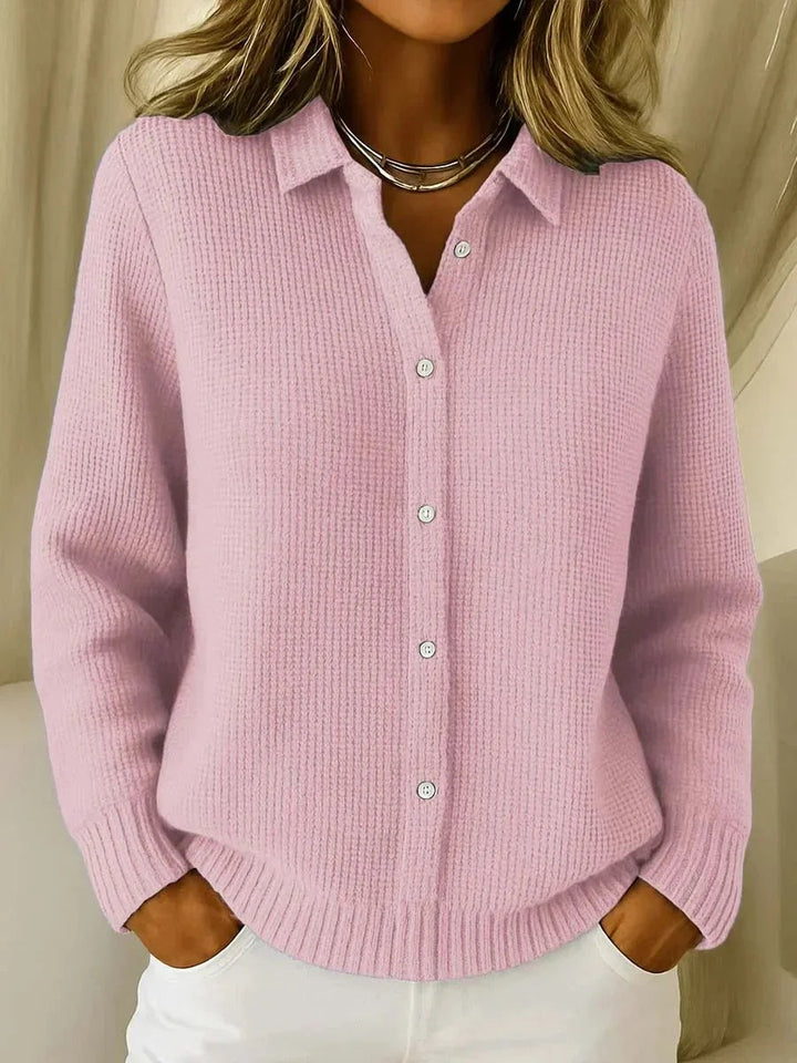 Cardigan femme élégant à col chemise, boutonné, parfait pour la mode automne-hiver. Confort chic.