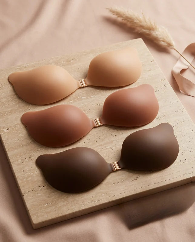 Lingerie adhésive femme en silicone pour un effet push-up naturel, dos nu et invisible sous toute tenue.